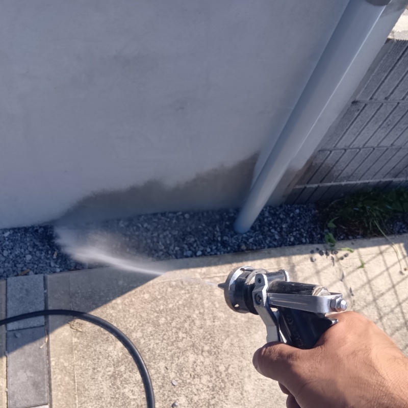 建物の基礎部分に防蟻剤を散布