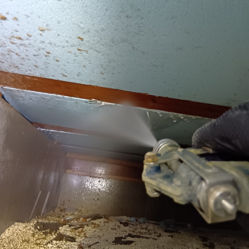 床下の木材にシロアリ駆除剤を散布