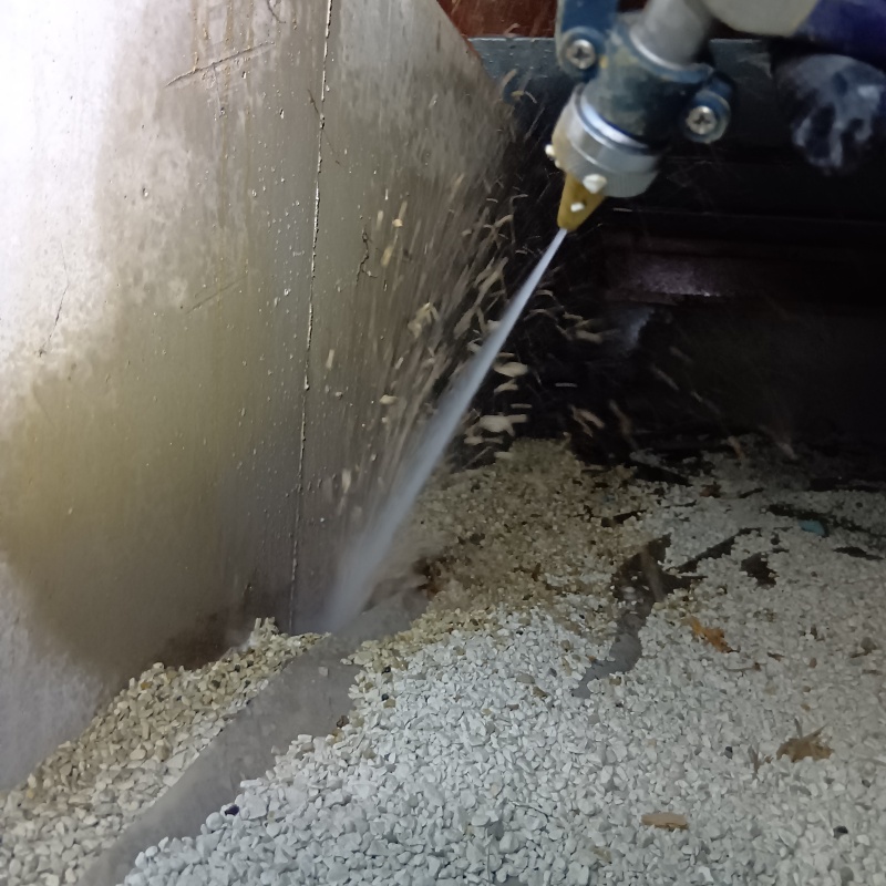 床下の土壌にシロアリ駆除剤を散布