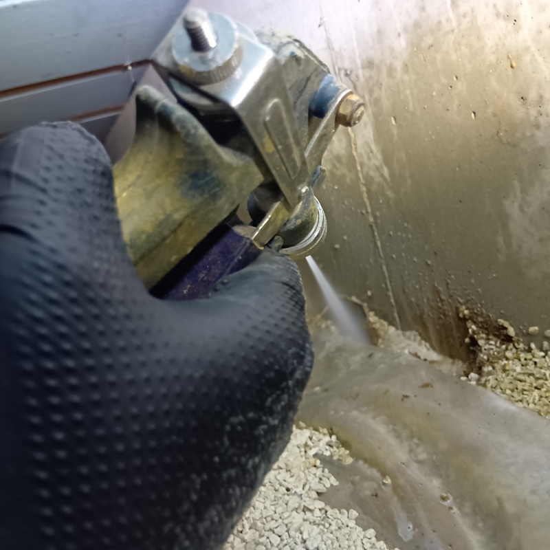 床下の土壌にシロアリ駆除剤を散布