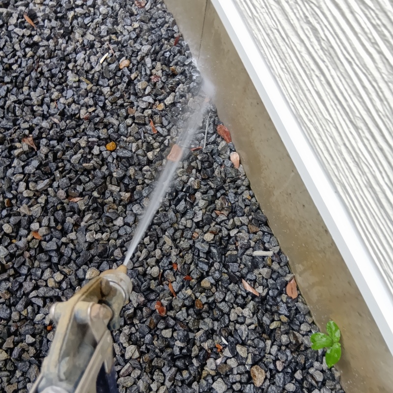 建物外周にシロアリ駆除剤を散布