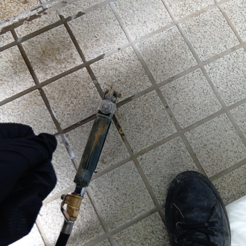 床に穴を開けてシロアリ駆除剤を注入