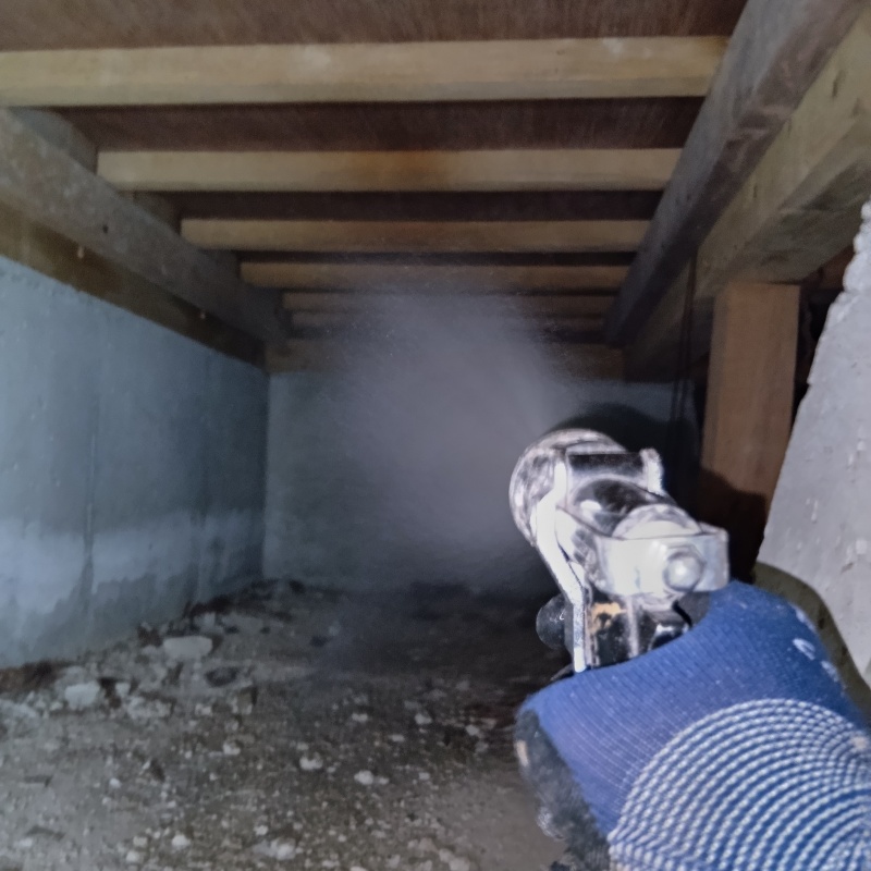 床下の木材にシロアリ駆除剤を散布