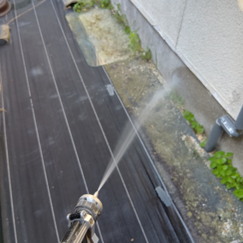 建物外周にシロアリ駆除剤を散布