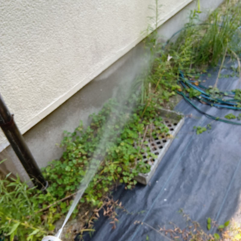 建物外周にシロアリ駆除剤を散布