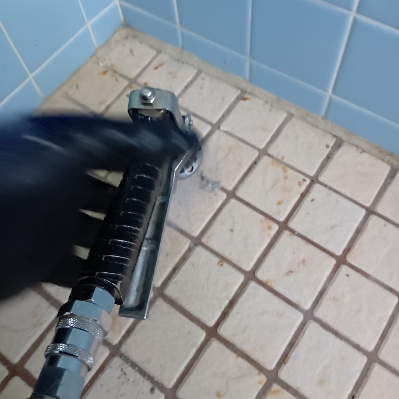 浴室の床に穴を開けてシロアリ駆除剤を注入