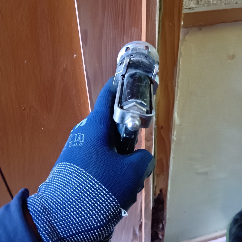 柱に穴を開けてシロアリ駆除剤を注入