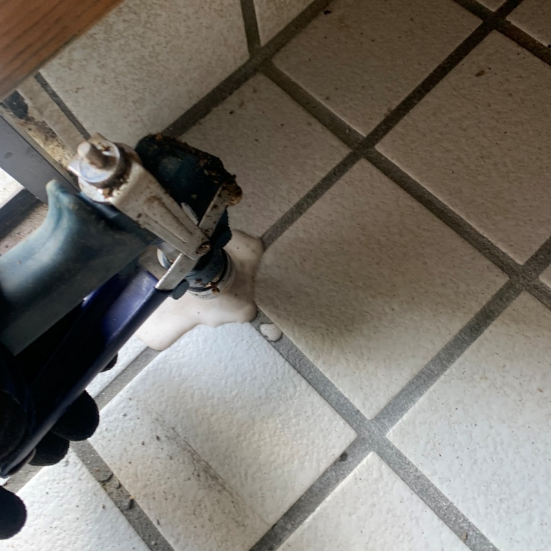 床に穴を開けて防蟻剤を注入