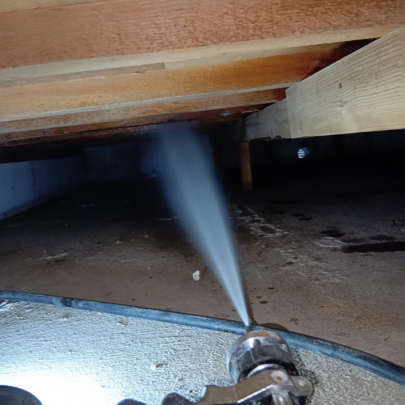 床下の木材にシロアリ駆除剤を散布