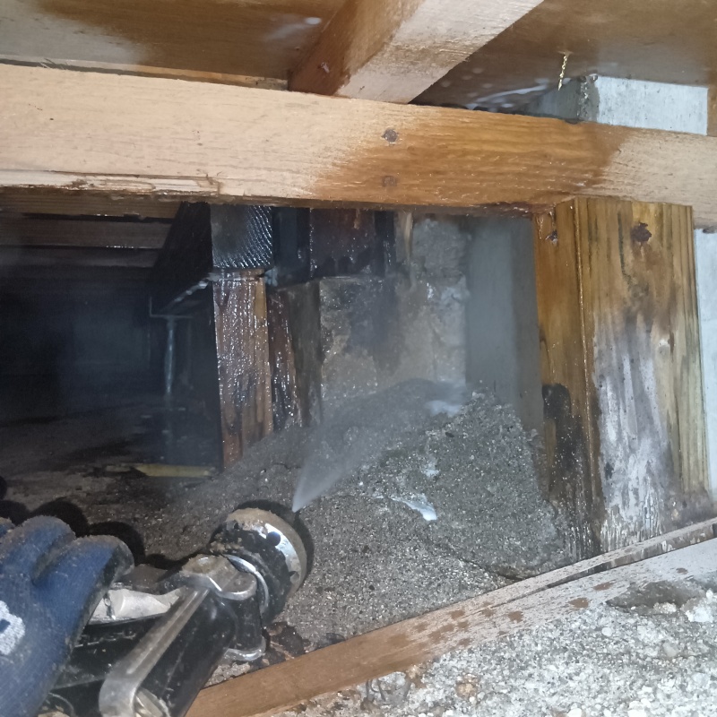 束石や土台にシロアリ駆除剤を散布