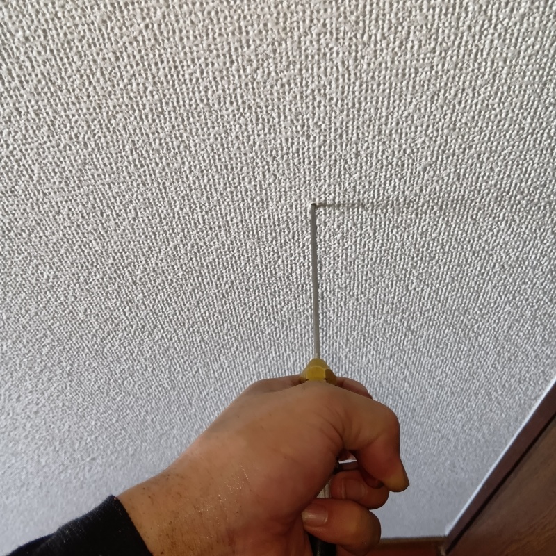 壁に穴を開けてシロアリ駆除剤を注入