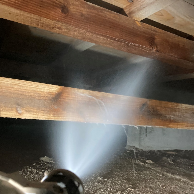 床下の木材にシロアリ駆除剤を散布