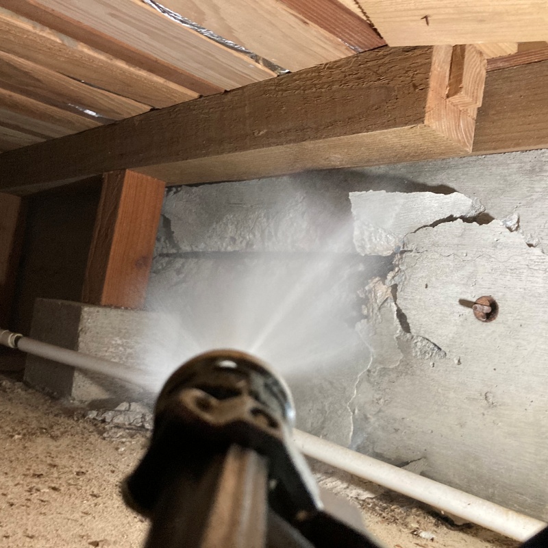 床下の土台にシロアリ駆除剤を散布