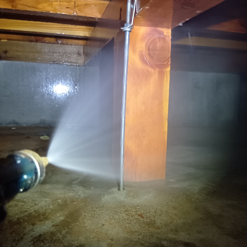 束柱付近にシロアリ駆除剤を散布