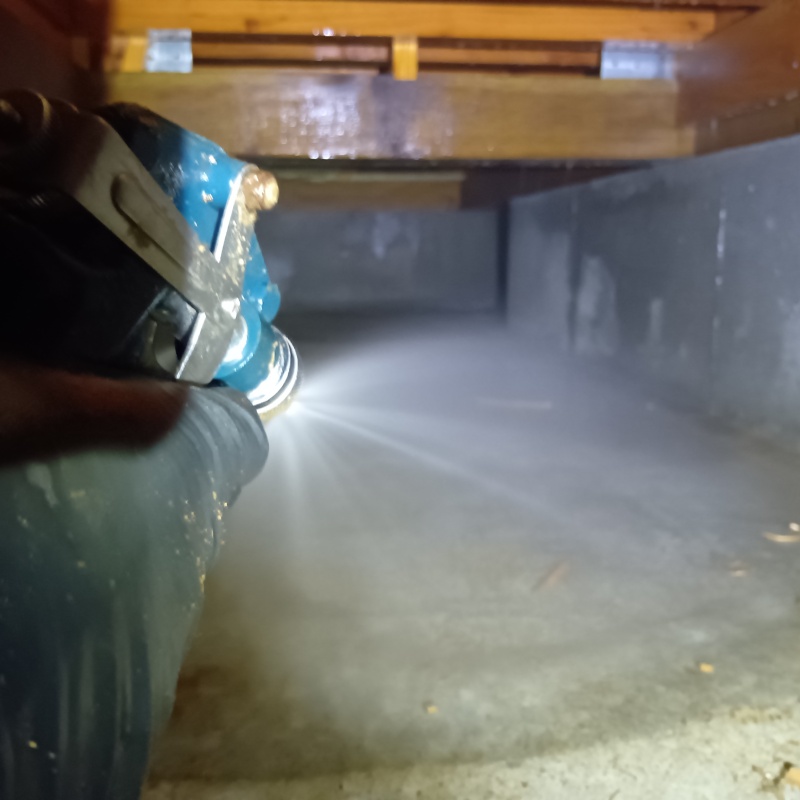 床下の土壌にシロアリ駆除剤を散布