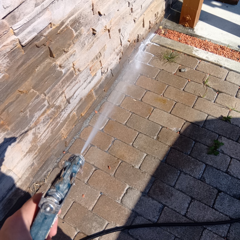 建物外周にシロアリ駆除剤を散布