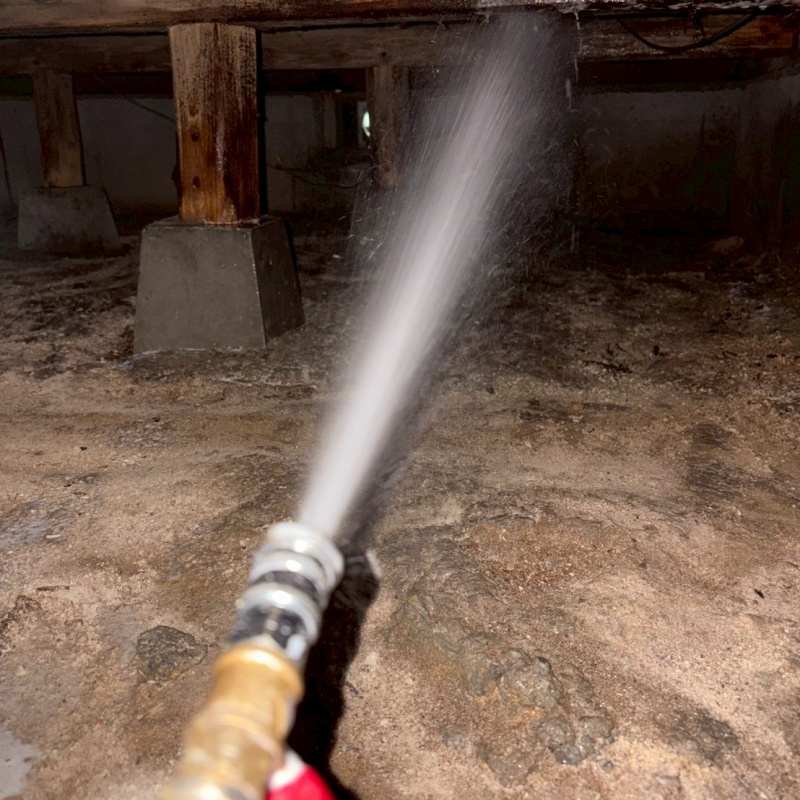 床下の木材にシロアリ駆除剤を散布