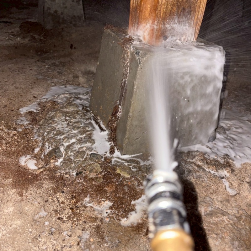 束石付近にシロアリ駆除剤を散布