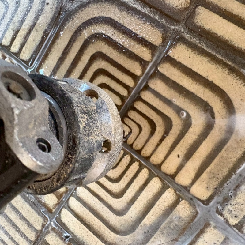 床に穴を開けてシロアリ駆除剤を注入