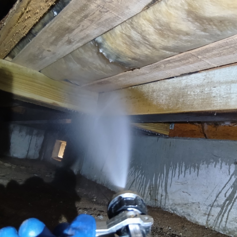 床下の木材にシロアリ駆除剤を散布