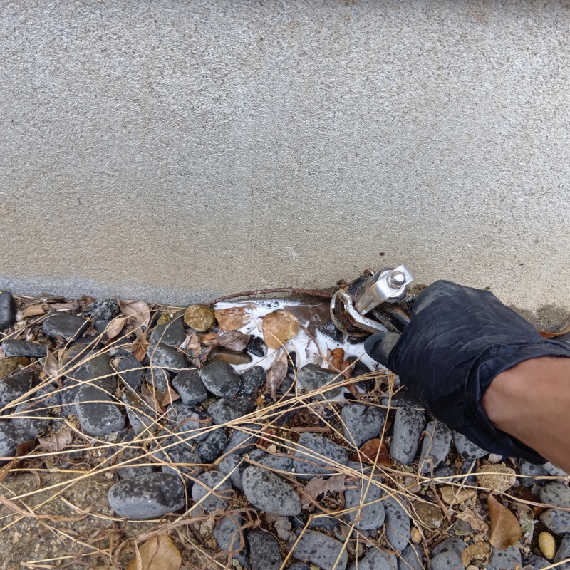 建物外周の地面にシロアリ駆除剤を散布