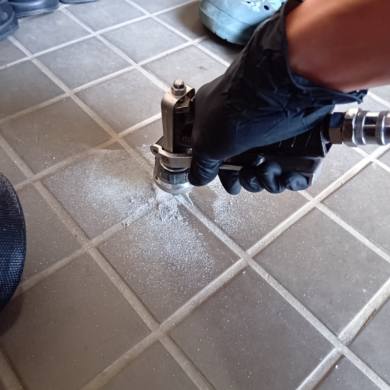 玄関床に穴を開けてシロアリ駆除剤を注入