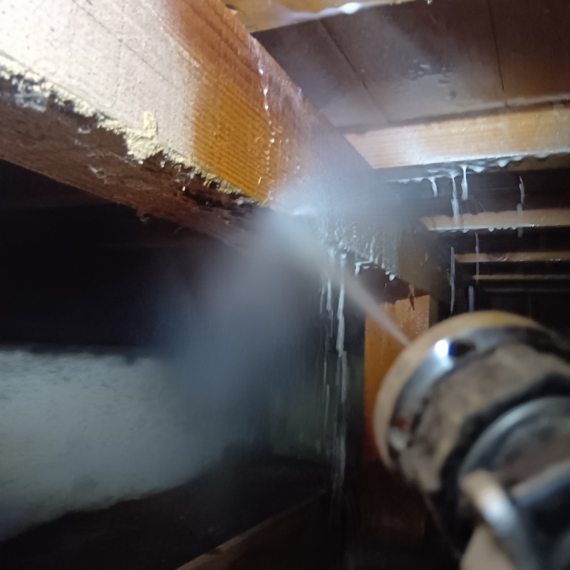 床下の木材にシロアリ駆除剤を散布