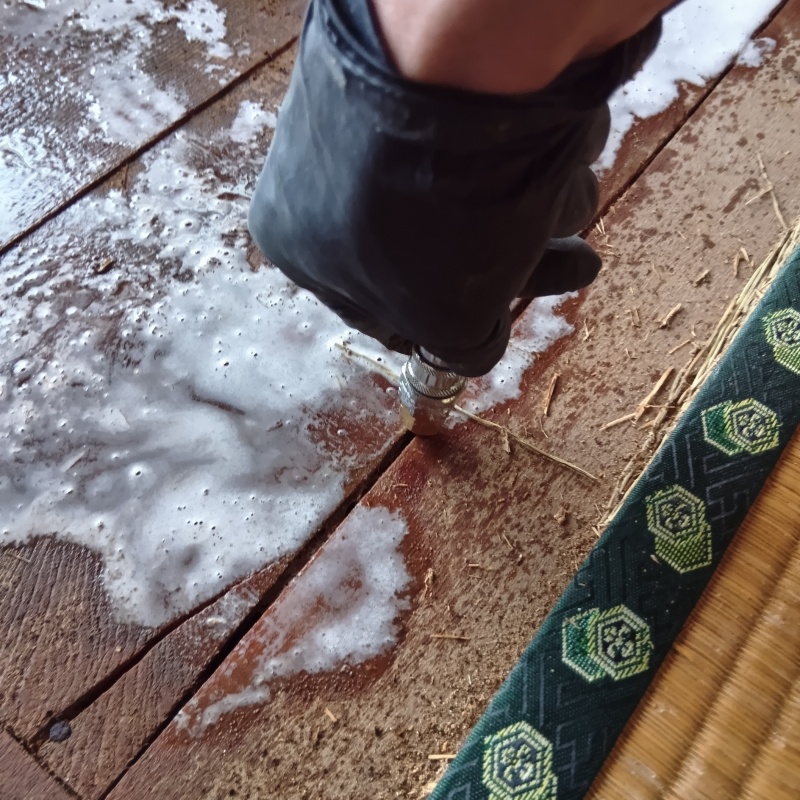 畳下の床に穴を開けてシロアリ駆除剤を注入