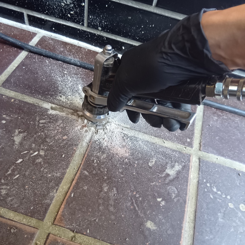 床に穴を開けてシロアリ駆除剤を注入