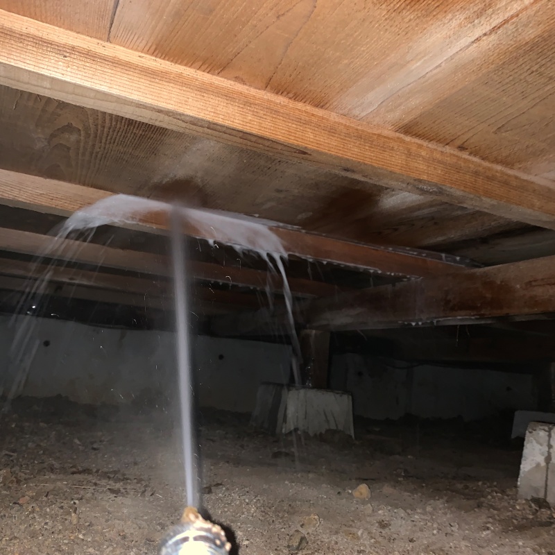 床下の木材にシロアリ駆除剤を散布