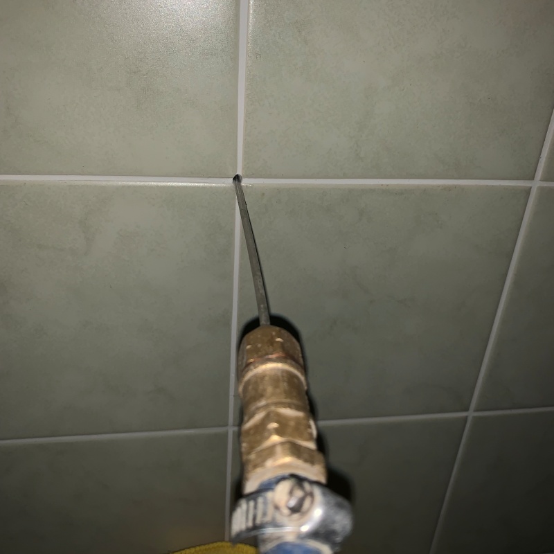 壁に穴を開けてシロアリ駆除剤を注入