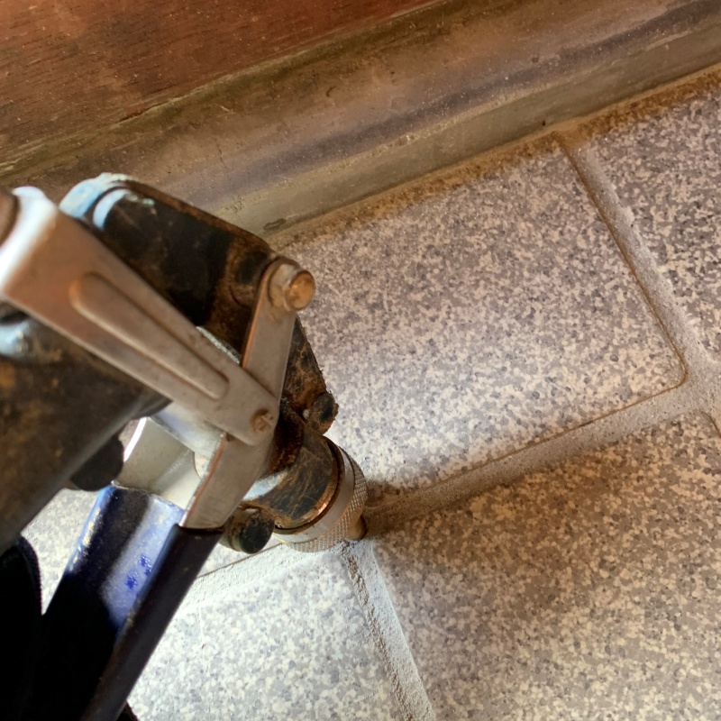 床に穴を開けてシロアリ駆除剤を注入