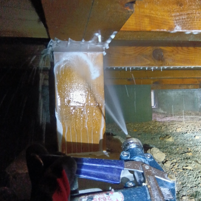 束柱付近にシロアリ駆除剤を散布