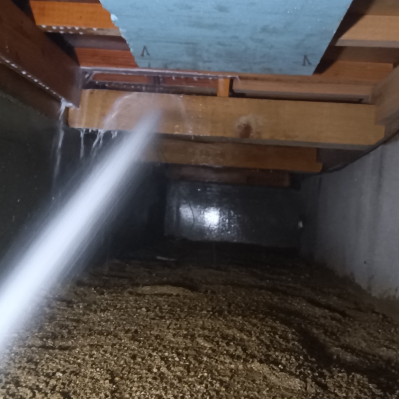 床下の木材にシロアリ駆除剤を散布