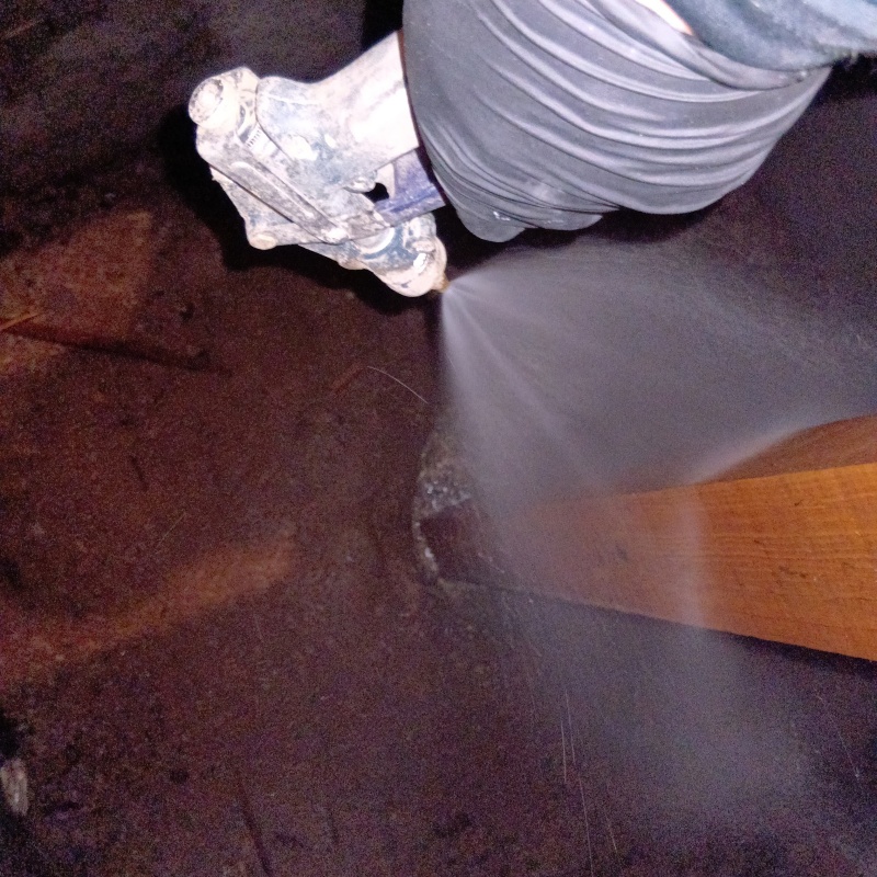 床下の木材に防蟻剤を散布