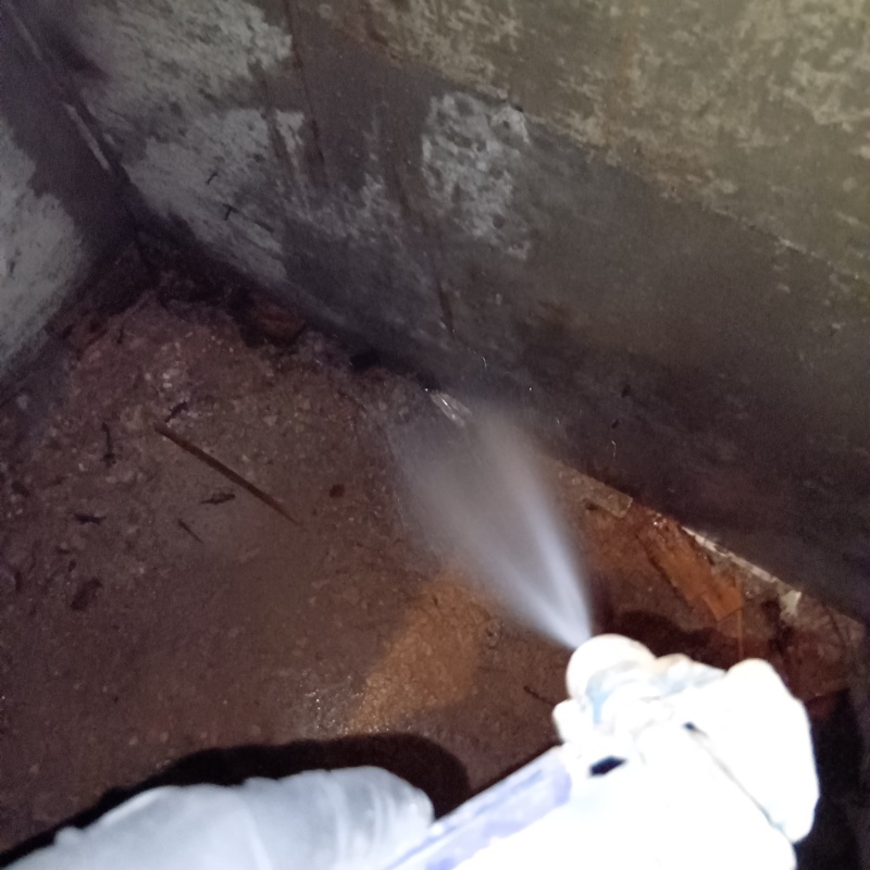 床下の土壌に防蟻剤を散布