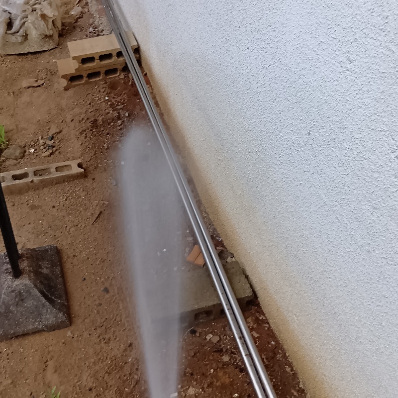 建物外周に防蟻剤を散布