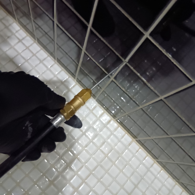 浴室の壁に穴を開けて防蟻剤を注入