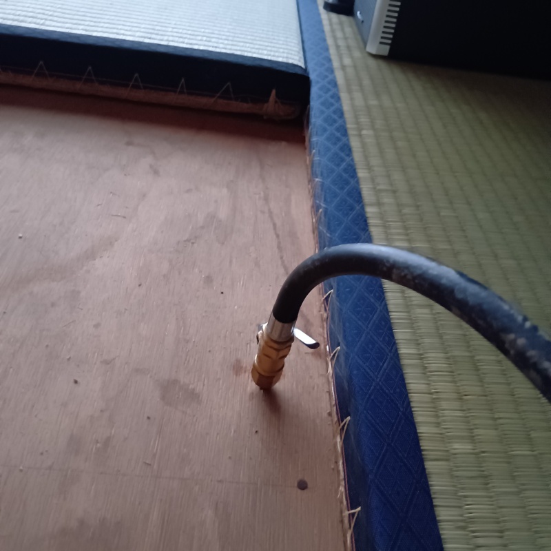 床に穴を開けて防蟻剤を注入