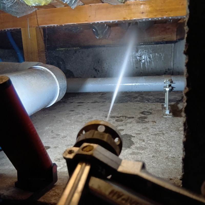 床下の木材にシロアリ駆除剤を散布