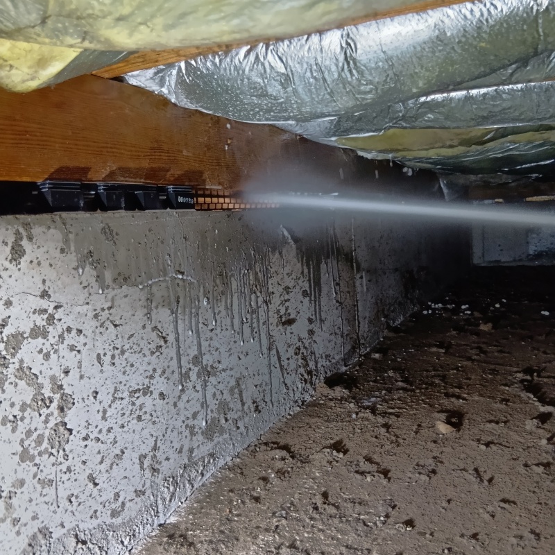 床下の土台にシロアリ駆除剤を散布