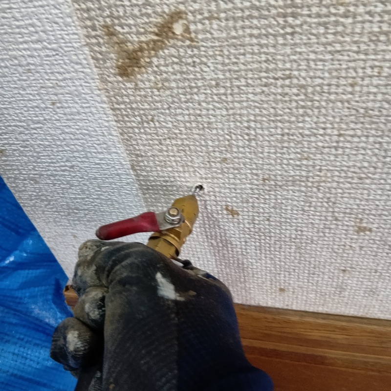 壁に穴を開けてシロアリ駆除剤を注入