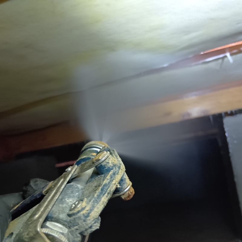 床下の木材に防蟻剤を散布