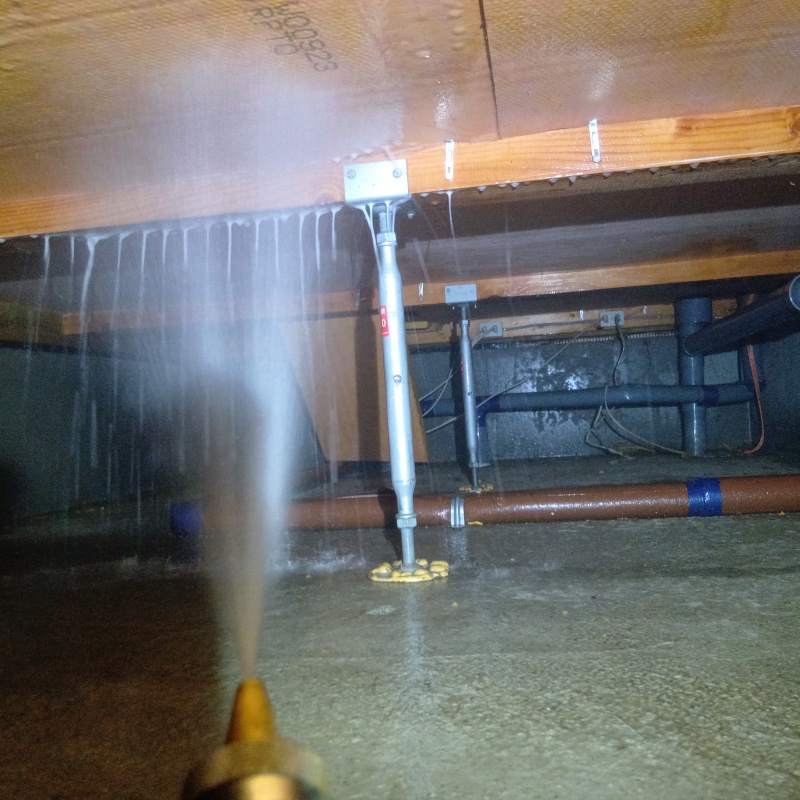 床下の木材に防蟻剤を散布