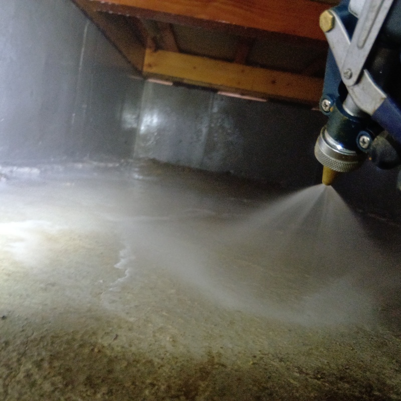 床下の土壌に防蟻剤を散布