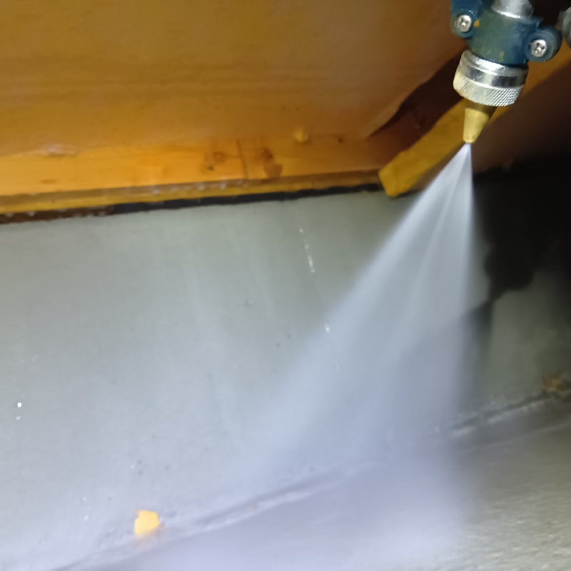 床下の土壌に防蟻剤を散布