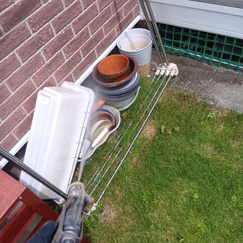 建物外周に防蟻剤を散布