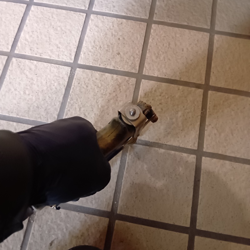 床に穴を開けて防蟻剤を注入