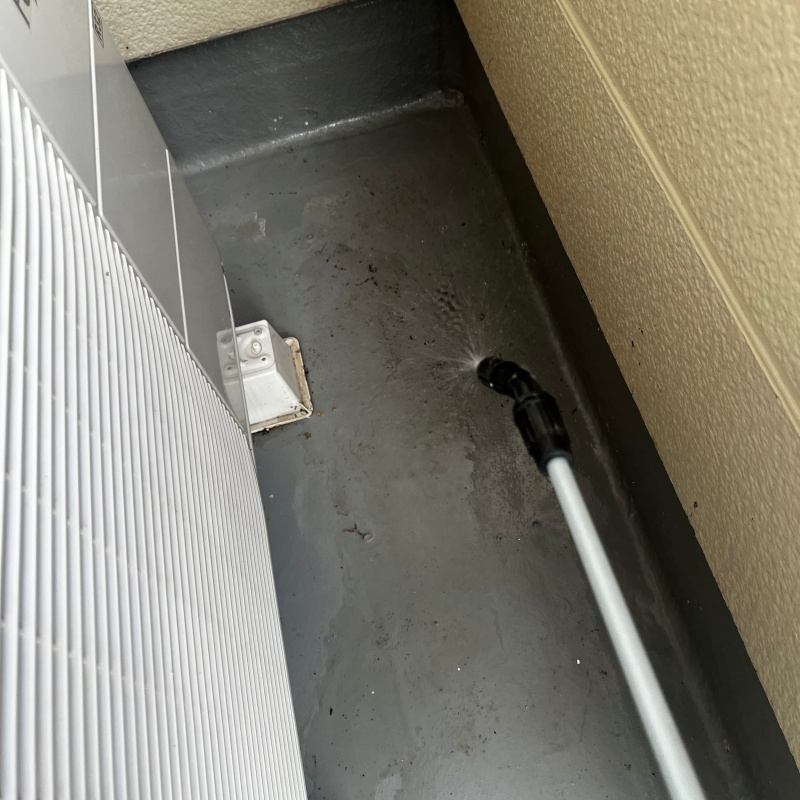 フンを清掃・除菌する様子