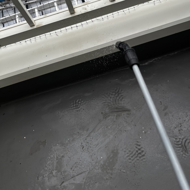 ベランダのすみずみまで除菌剤を散布